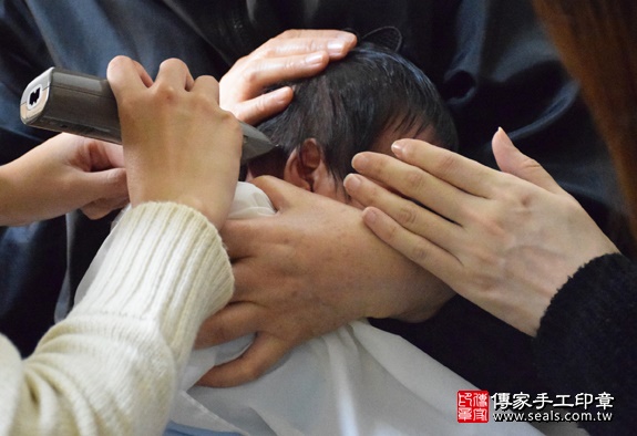 剃胎毛、滿月剃頭、嬰兒剃頭、嬰兒理髮、嬰兒剃髮、嬰兒剃胎毛、嬰兒滿月剃頭、寶寶剃頭、剃胎毛儀式、剃胎毛吉祥話、滿月剃頭儀式、滿月剃頭吉祥話、寶寶剃胎毛、寶寶滿月剃頭理髮、 台中西區剃胎毛、台中西區滿月剃頭、 台中西區嬰兒剃頭剃胎毛、台中西區嬰兒理髮、台中西區嬰兒剃髮、莊寶寶(台中西區到府嬰兒寶寶滿月剃頭理髮、免費到府嬰兒剃胎毛儀式吉祥話)。到府剃頭剃胎毛主持、專業拍照、DVD光碟、證書。★購買「臍帶章、肚臍章、胎毛筆刷印章」贈送：剃頭、收涎、抓周，三選一。2016.01.30 照片16